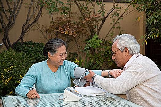 老夫妻在庭院里下棋