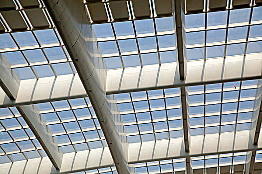 北京南站候车大厅的透明屋顶