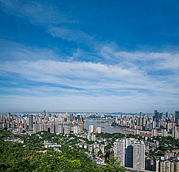 2021年重庆市南岸区南山一棵观景平台上俯瞰重庆渝中区