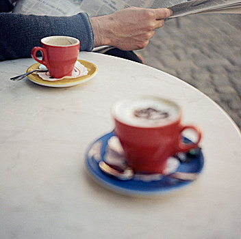 俯拍,两个,咖啡杯,桌子,一个,男人,读,报纸,背景