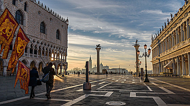 两个人,传统,旗帜,走,广场,威尼斯,意大利,日出