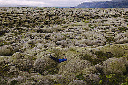 侧面视角,中年,女人,躺着,火山地貌,冰岛