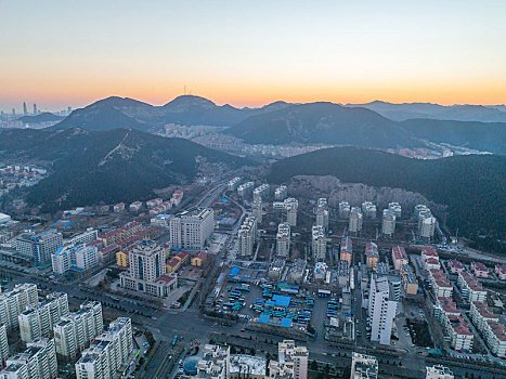 航拍朝霞照耀下的济南城市风光