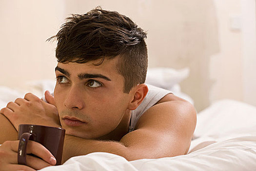 男青年,卧,床上,白日梦,咖啡杯