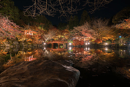 秋季日本京都著名寺庙醍醐寺夜晚红色枫叶景观