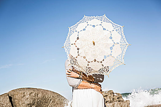 海滩,夫妻,搂抱,蕾丝,伞