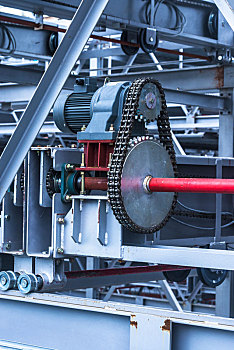 现代工业机械齿轮与链条特写