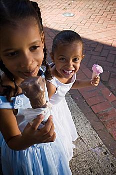 俯拍,两个女孩,吃,冰淇淋