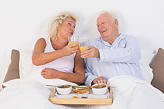 老化,情侣,祝酒,橙汁,躺着,床