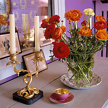 红花,玻璃花瓶,镀金,蜡烛,棍,靠近,杯子,木质,架子