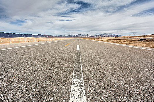 中国西部荒野道路