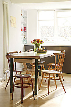 木桌子,椅子,餐厅,樱草花,山,伦敦,英国