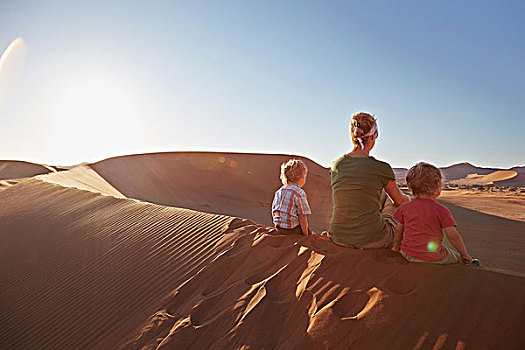 母亲,儿子,坐,沙丘,纳米比诺克陆夫国家公园,纳米布沙漠,索苏维来地区,死亡谷,非洲