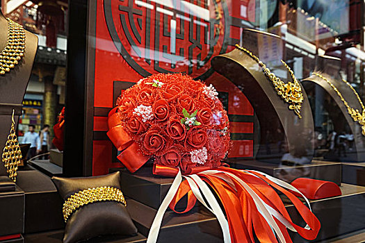 上海老庙黄金银楼橱窗布置和物品展示