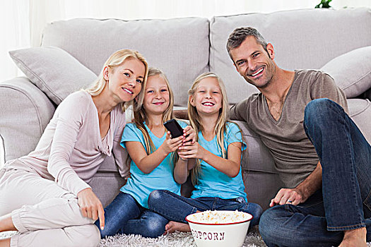 双胞胎,父母,吃,爆米花,看电视,坐,地毯