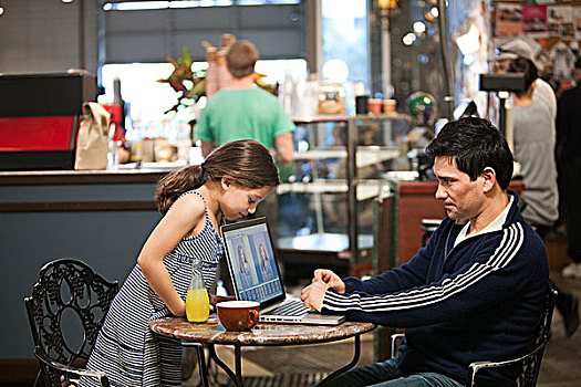 父亲,女儿,笔记本电脑,咖啡