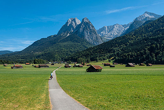 骑车,自行车,旅游,自行车道,山地车,后面,楚格峰,靠近,穿过,阿尔卑斯山,加米施帕藤基兴,上巴伐利亚,巴伐利亚,德国,欧洲