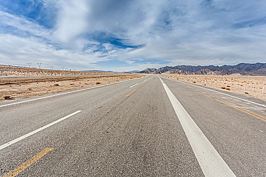 中国西部荒野道路