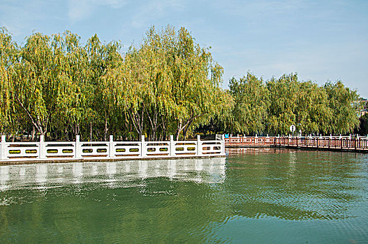 公园的湖水和汉白玉材质的护栏
