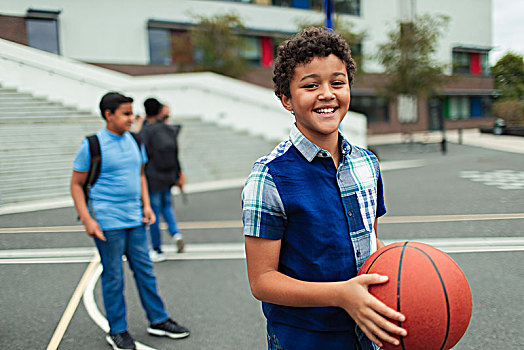 头像,微笑,自信,8-12岁,男孩,玩,篮球,校园