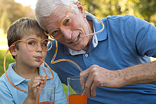 爷爷,孙子,喝,吸管,眼镜