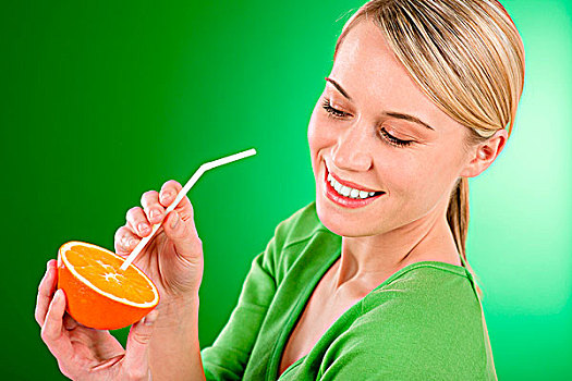 健康生活,女人,饮料,果汁,橙色,吸管,绿色背景