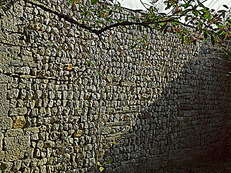 石头垒砌的墙