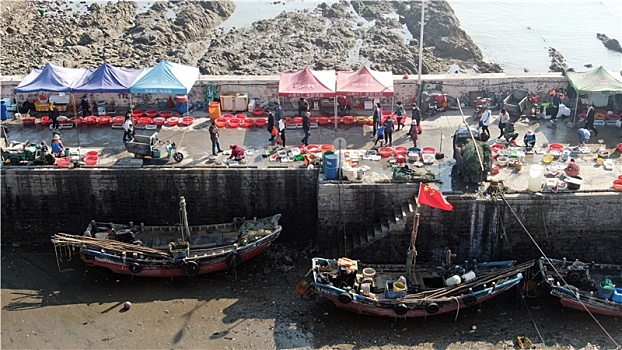 节日里的渔码头熙熙攘攘,市民买海鲜赏海景享受惬意生活