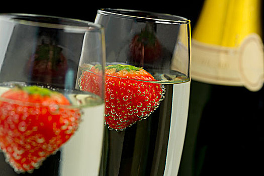 草莓,漂浮,香槟酒杯,瓶子,背景