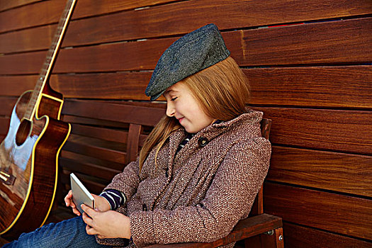 金发,儿童,女孩,演奏,智能手机,冬天,贝雷帽,吉他,木质背景