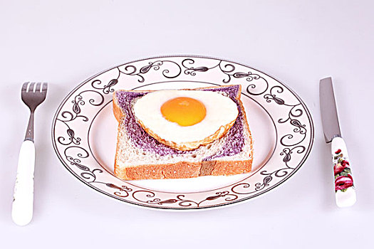 煎鸡蛋配面包