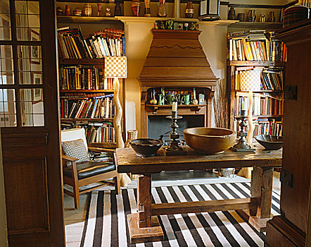 凌乱,起居室,两个,书架,木质,壁炉,面对,乡村,木桌子,装饰,条纹,地毯