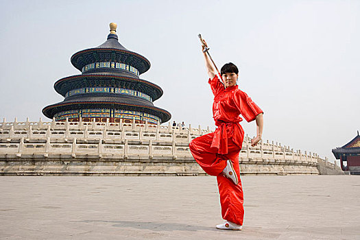 中国武术--一名女武术运动员在天坛祈年殿前练刀法