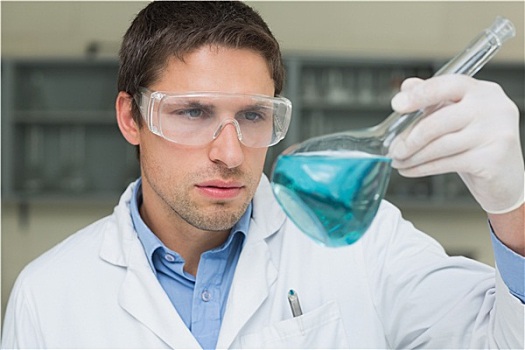男性,研究人员,看,长颈瓶,蓝色,液体,实验室