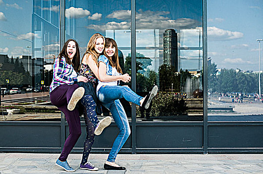 三个女人,年轻,跳舞,单腿站立,城市