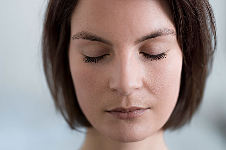 闭眼图片_闭眼高清图片_全景视觉