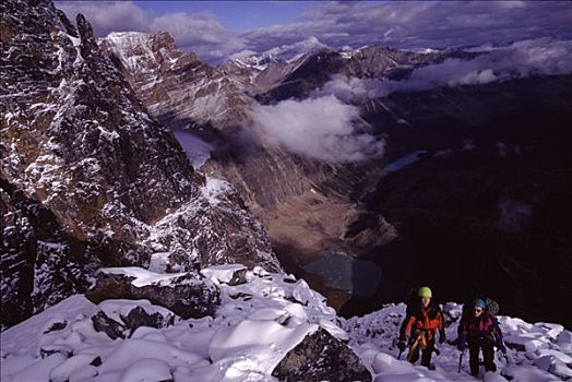 俯拍,两个男人,攀登,山,班芙国家公园,艾伯塔省,加拿大