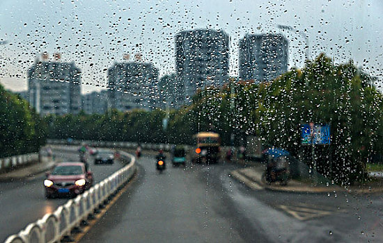 建筑,河,汽车,路面,路,护栏,摩托车,水珠,雨点,玻璃,反射