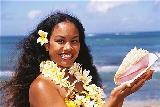 特写,年轻,夏威夷,女人,拿着,海贝,穿,鸡蛋花,花环,海滩,背景
