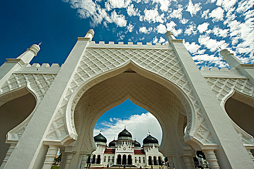 indonesia,sumatra,banda,aceh,baiturrahman,grand,mosque,mesjid,raya,against,blue,sky
