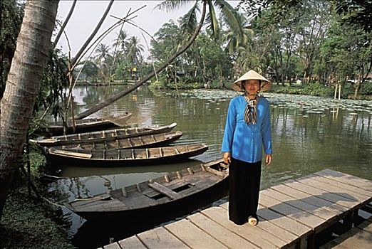 越南,湄公河三角洲,女人,传统服装,站立,码头,靠近,河,老,船