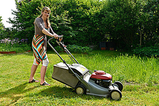女人,修剪草坪