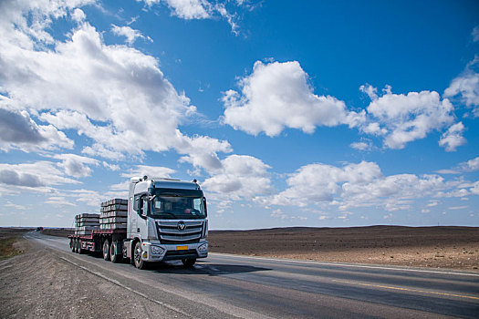 奔驰在新疆g216线国道上的大货车