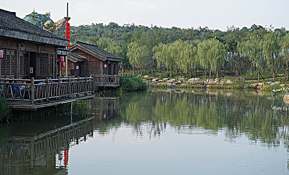 东方盐湖城神奇山镇·道天下景区水岸景致