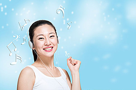 棚拍快樂的年輕女人戴著耳機