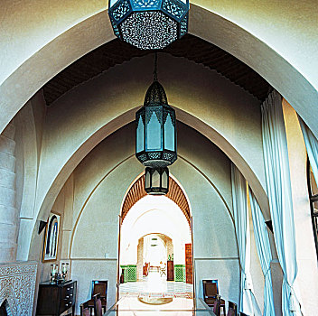 三个,摩洛哥,雕刻,黄铜,灯笼,拱顶天花板,餐厅