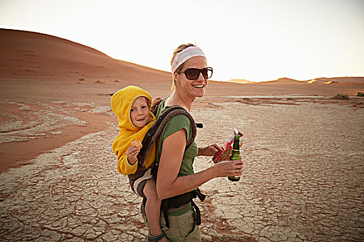 母亲,儿子,沙滩,沙丘,纳米比诺克陆夫国家公园,纳米布沙漠,索苏维来地区,死亡谷,非洲