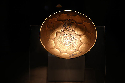 陕西历史博物馆国宝,鸳鸯莲瓣纹金碗