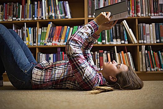 漂亮,学生,躺着,图书馆,地面,读,书本