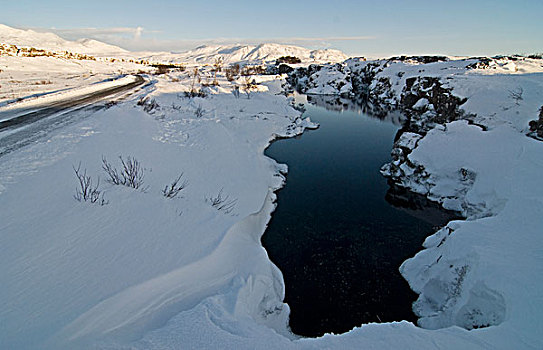 iceland,national,park,pingvellir,frozen,river,along,tourist,path,in,snow